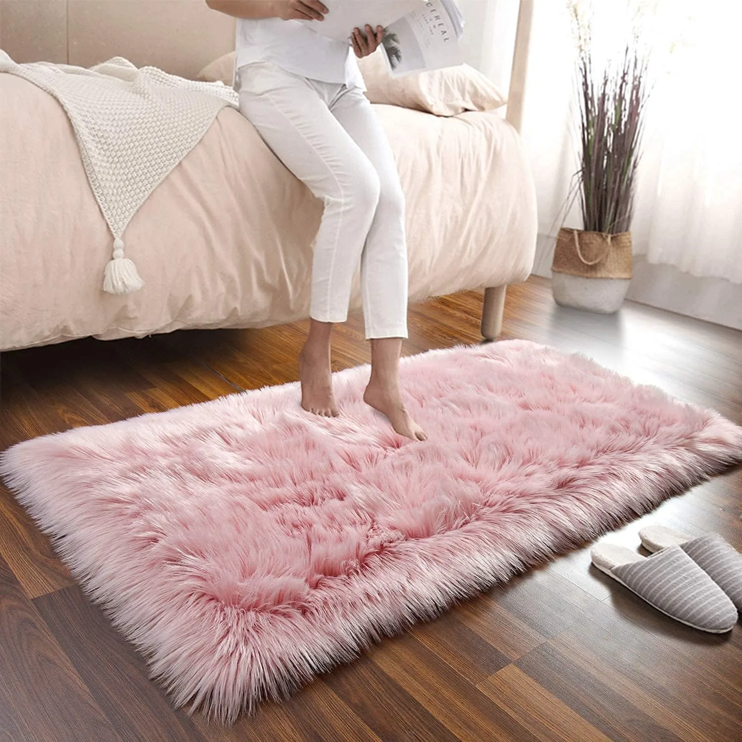 Fluffy Small Dog Cat Bed Mat Plush Faux Fur Pet Bed Mat for Dogs & Cats - Soft & Fluffy Dog Rug, Sheepskin Rug, Luxurious Faux Fur Ultra Cozy for Dogs & Cats